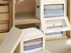 应用“过季衣物平铺压缩法”：科学释放储物空间